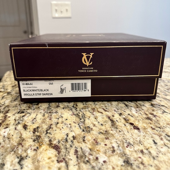 Brand New Signature Vince Camuto. - Picture 1 of 9